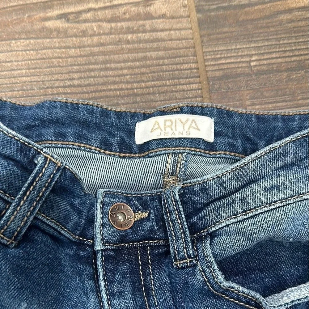Ariya Distressed Denim Shorts Women Size 3/26 Dark Blue‎ Raw Hem Cut Off EUC